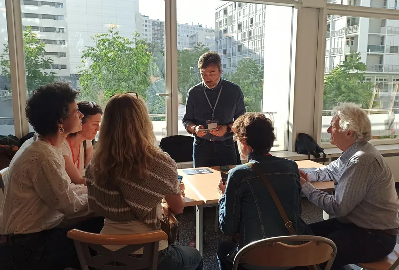 Groupe de participants Eparkéô en séance de travail près de grandes fenêtres