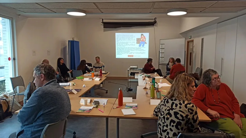 Échanges en salle de formation, mise en situation projetée